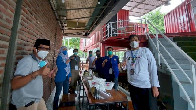 KNPI Sulsel Serahkan APD ke Relawan Covid-19 FTI UMI Makassar