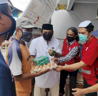 Pengurus Masjid Tauhid Mattoangin dan PMI Mariso Bagikan Sembako ke Jamaah Terdampak Covid-19