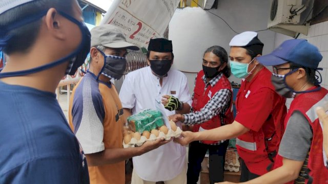Pengurus Masjid Tauhid Mattoangin dan PMI Mariso Bagikan Sembako ke Jamaah Terdampak Covid-19