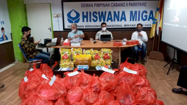 Pertamina dan Himpunan Pengusaha Migas di Parepare Bagikan Paket Sembako dan Hazmat Suit