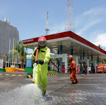 Lawan Virus Corona, Pertamina Galakkan Penyemprotan Disinfektan Di SPBU