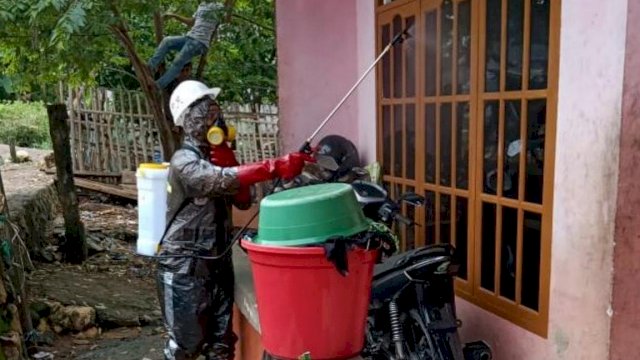 Relawan PMI Makassar melakukan penyemprotan cairan disinfektan di salah satu Rumah warga, Kamis (02/04/2020).