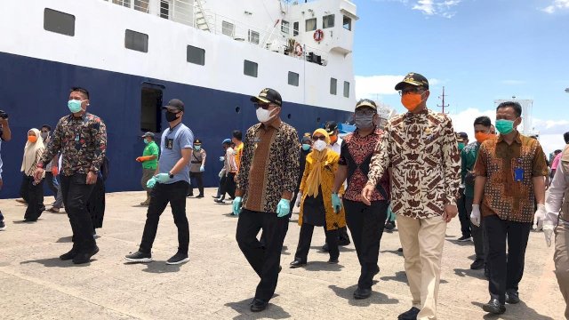 Gubernur Sulsel Prof. Nurdin Abdullah, didampingi Walikota Parepare Taufan Pawe, meninjau Pelabuhan Nusantara Parepare, Jumat (03/04/2020).
