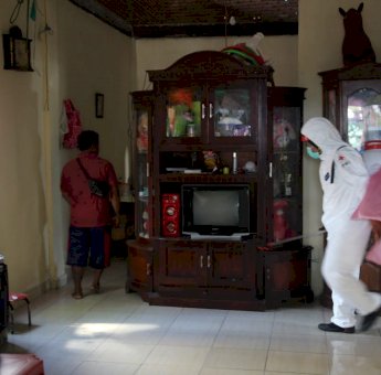 PMI Lakukan Penyemprotan Disinfektan di Pulau Lae-Lae, Deng Ical Turun Langsung Edukasi Warga