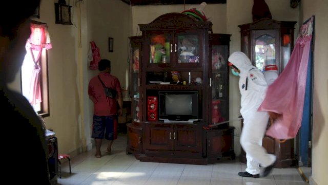 Penyemprotan cairan Disinfektan di Rumah warga di Pulau Lae-Lae oleh relawan PMI Kota Makassar, Jumat (03/04/2020).