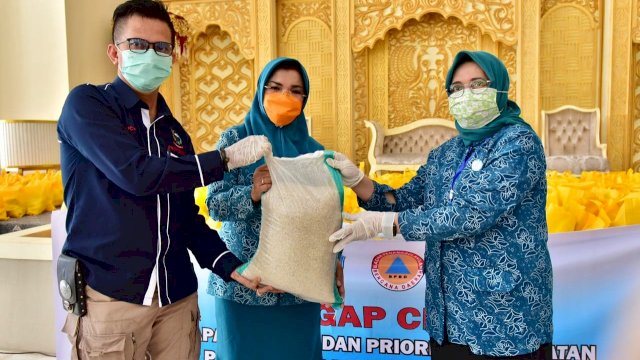 Ringankan Beban Masyarakat Akibat Covid-19, PKK Sulsel Salurkan 7.500 Paket Sembako
