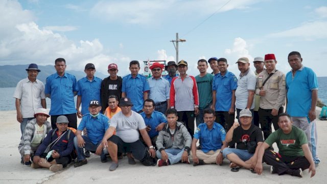 Ketua DPRD Buteng Bobi Ertanto, dan Dirut PDAM Buteng Muhiddin, bersama rombongan PDAM di Talaga Raya, saat persiapan melakukan pengukuran Pipa, Minggu (05/04/2020). (Foto: IST)