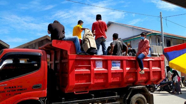 Sosialisasi pencegahan Virus Corona di Pasar Mawasangka, Minggu (05/04/2020).