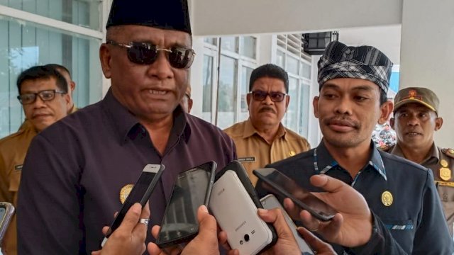 Bupati Buton Tengah Samahuddin (La Ramo), didampingi Ketua DPRD Buteng Bobi Ertanto,saat diwawancarai awak media, Senin (06/04/2020). (Foto: Dzabur Al-Butuni republiknews.co.id)