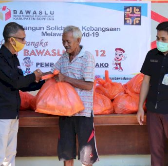 Peringati Hari Jadi Ke-12, Bawaslu Soppeng Bagikan Paket Sembako Ke Warga Kurang Mampu