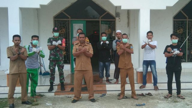 Kepala Desa Balobone, Sabandia, bersama Babinsa dan jajaran aparat Desa, saat melakukan penyemprotan cairan disinfektan ke fasilitas sosial.