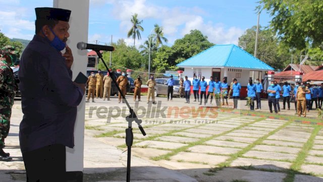 Kepala Kantor Kementrian Agama Wilatah Kabupaten Buton Tengah, Muchtar, memberikan sambutan di Pelataran Kantor Bupati Buton Tengah, Senin (13/04/2020).