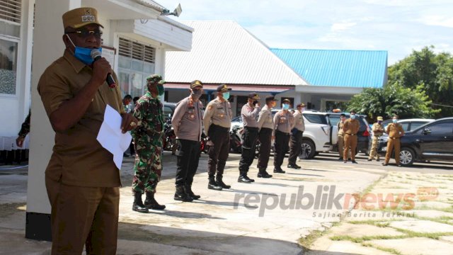 Bupati Buton Tengah Samahuddin (La Ramo), memberikan arahannya, Senin (13/04/2020).
