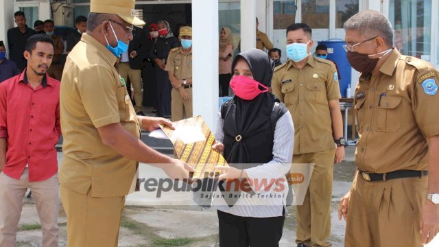 Bupati Buton Tengah Samahuddin (La Ramo), menyerahkan SK Magang kepada Istri Sadli Siti Marfuah (34), Senin (13/04/2020).