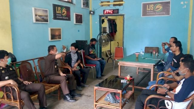 Kejaksaan Negeri Soppeng Berikan Bantuan Sembako Untuk Wartawan