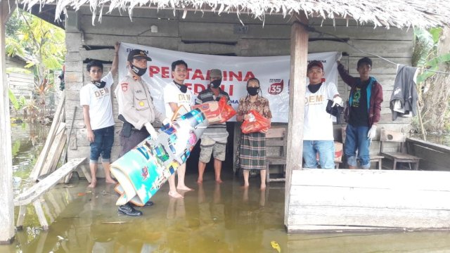 Pertamina dan DEM Makassar Bantu Korban Banjir di Lamasi Timur Kabupaten Luwu