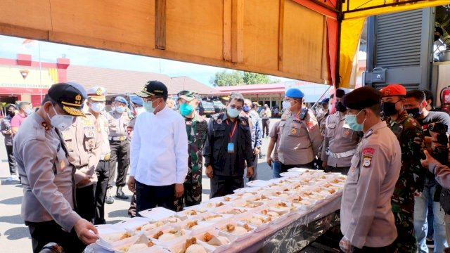 Jelang Pemberlakuan PSBB, Gubernur, Kapolda Sulsel dan Pangdam XIV/HSN Tinjau Dapur Lapangan Brimob