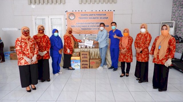 Penyerahan bantuan secara simbolis suplemen untuk Dokter dan Tenaga Medis, Sabtu (18/04/2020).