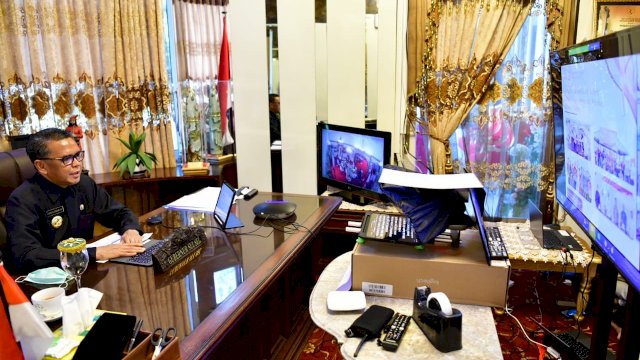 Gubernur Sulsel Prof. Nurdin Abdullah, melakukan Vidcon, Senin (20/04/2020).