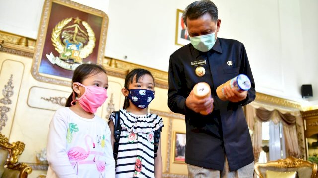 Gubernur Sulsel Prof. Nurdin Abdullah, menerima dua anak yang menyumbanhkan uang celengannya untuk membantu penanganan Covid-19, Senin (20/04/2020).