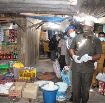 Bupati Buteng Turun Langsung Bagikan Masker di Pasar Mawasangka