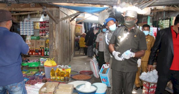 Bupati Buteng Turun Langsung Bagikan Masker di Pasar Mawasangka