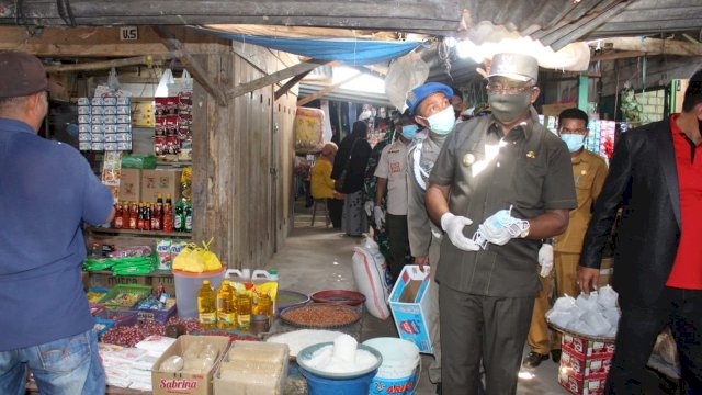 Bupati Buton Tengah Samahuddin (La Ramo) membagikan masker kepada warga di Pasar Mawasangka, Selasa (21/04/2020). (Foto: Dzabur Albutuni)