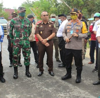 Samahuddin dan Jajaran Forkopimda Tinjau Posko Penanganan Covid-19 di Perbatasan Buteng-Muna