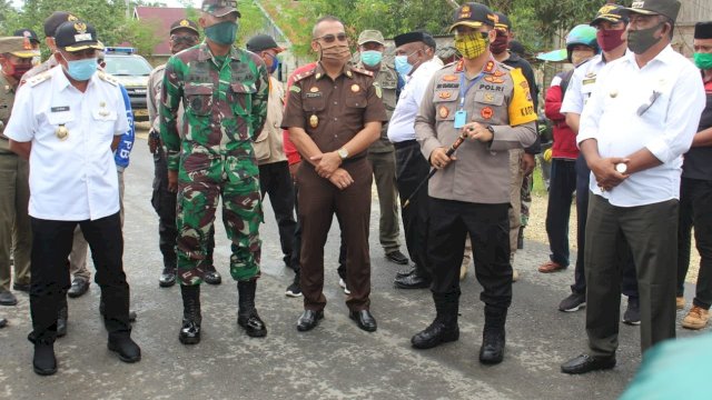 Bupati Buteng Samahuddin (La Ramo), bersama jajaran Forum Komunikasi Pimpinan Daerah, meninjau Posko Penanganan Covid-19 di Desa Lakapera, Kecamatan Gu, yang berbatasan langsung dengan Kebupaten Muna, Rabu (22/04/2020).