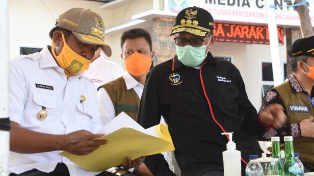 Gubernur Sulsel Prof. Nurdin Abdullah, bersama Bupati Soppeng Andi Kaswadi Razak, saat peresmian Laboratorium Swab Pasien Corona (Covid-19), Rabu (22/04/2020).