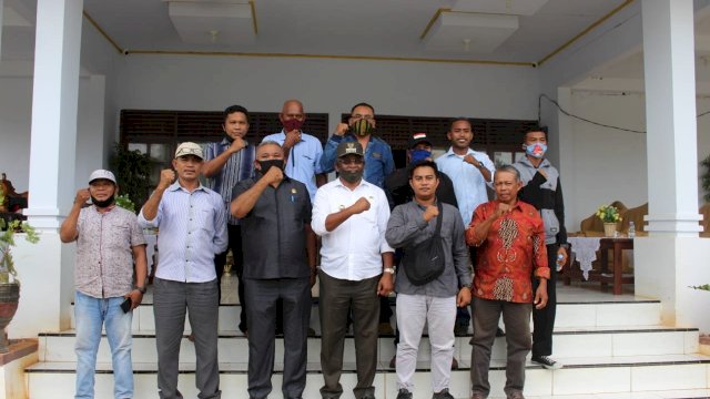 Bupati Buteng Samahuddin (La Ramo), menerima Anggota DPRD Buteng Adam Basan bersama perwakilan Pemuda dan Larang Taruna Watulea, di Rumah Jabatan Bupati, Rabu (22/04/2020).