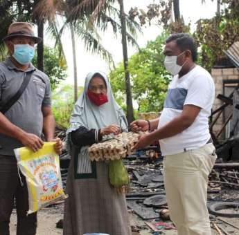 KNPI Buteng Salurkan Bantuan untuk Korban Kebakaran di Mawasangka Timur