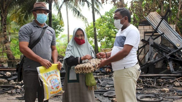 Ketua KNPI Buton Tengah (Buteng) Firman Kasim, menyerahkan bantuan kepada Wa Mantena, korban kebakaran di Desa Batubanawa, Kecamatan Mawasangka Timur, Kamis (23/04/2020).