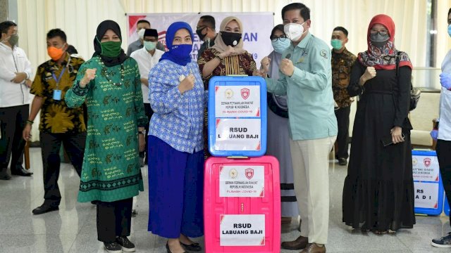 Aliyah Mustika Salurkan Bantuan APD untuk Tenaga Medis di 5 RS Rujukan Covid-19 di Sulsel