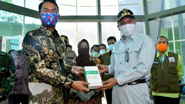 Gubernur Sulsel Prof. Nurdin Abdullah, menyerahkan bantuan kepada Bupati Sinjai Andi Seto, Kamis (23/04/2020).