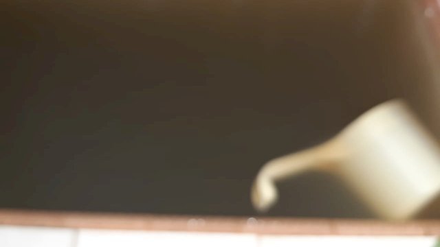 Kondisi air keruh di bak penampung rumah warga, Minggu (26/04/2020).