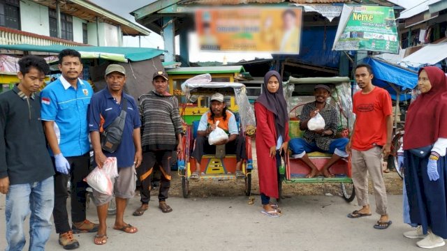 Himpunan Mahasiswa Gu bersama KNPI Buteng membagikan sembako di Pasar Lombe, Minggu (05/04/2020). (Foto: IST)
