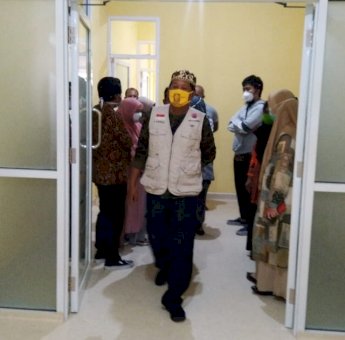 Andi Kaswadi Berikan Arahan Kepada Petugas Ruang Isolasi Pasien Covid-19 Soppeng