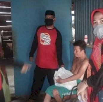 Alumni 90 SMPN Cangadi Bagikan Sembako Ke Masyarakat Kurang Mampu