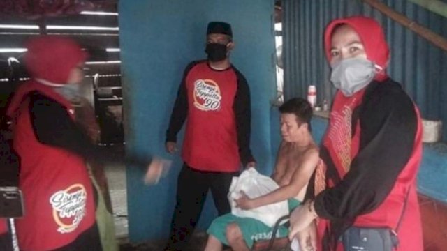 Alumni 90 SMPN Cangadi Bagikan Sembako Ke Masyarakat Kurang Mampu