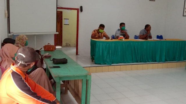 Pertemuan Kepala Dinas Kelautan dan Perikanan Buteng Muhammad Rijal, Dengan Warga dan Kepala Desa Tanailandu dan Warga kelompok Nelayan Tambak Penerima Bantuan Exavator, Kamis (07/05/2020).