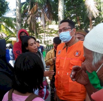 Tidak Dapat Bantuan Pemerintah, Puluhan Warga Datangi Rujab Gubernur Sulsel