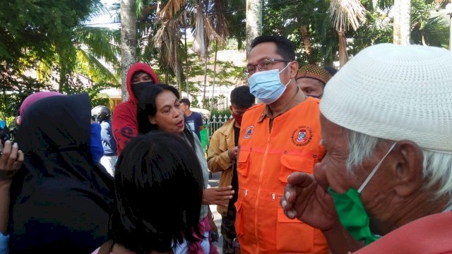 Kepala Dinas Sosial Kota Makassar Mukhtar Tahir, menemui warga di Halaman Rumah Jabatan Gubernur Sulsel, Senin (11/05/2020).