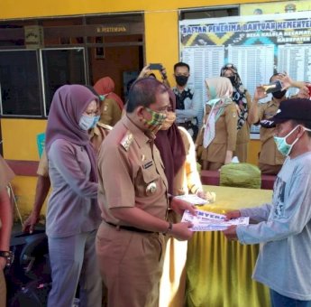Penyerahan Perdana BLT Desa Kelola Disaksikan Langsung Bupati dan Wabup Wajo