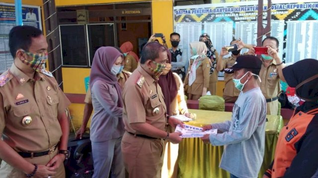 Penyerahan Perdana BLT Desa Kelola Disaksikan Langsung Bupati dan Wabup Wajo