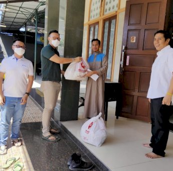 PMI Makassar dan PT Bintang Internasional Serahkan Bantuan Sembako ke Marbot dan Imam Masjid