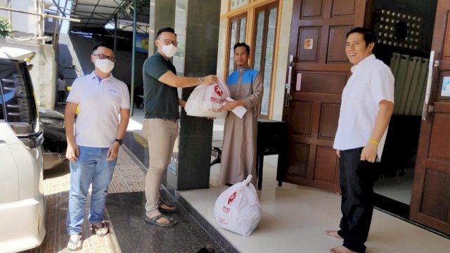 PMI Makassar dan PT Bintang Internasional Serahkan Bantuan Sembako ke Marbot dan Imam Masjid