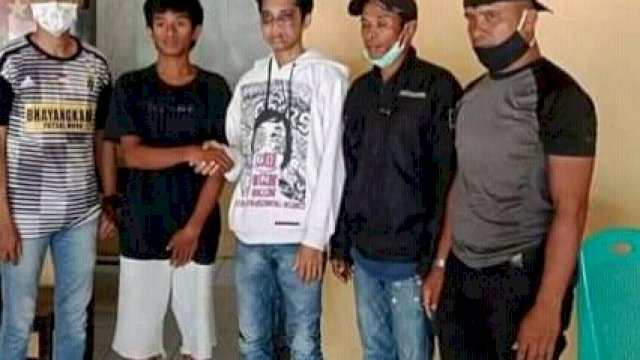 Korban (Tengah, Baju Putih) beraama Anggota Polsel Lawa.