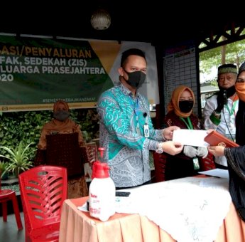 Bazanas Salurkan Zakat di Kantor Camat&nbsp;Makassar