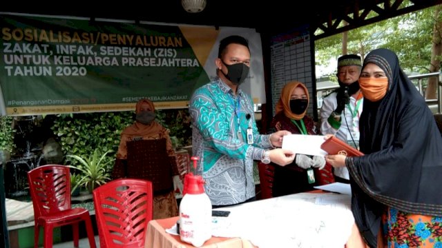 Bazanas Salurkan Zakat di Kantor Camat&nbsp;Makassar